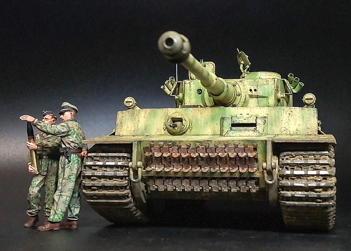 RanRanRan01110's tweet image. ティーガー初期型、完成🐯!
クルスク戦における戦車長ヴィットマンと相棒の砲手ヴォルの車輌1331号車とし、戦車エース伝説の始まりを演出した。キットはタコム、履帯はMC。二色迷彩は黄みを強めたミドルストーンにルマングリーンベースの明るめの迷彩を施し、夏場の日差しや広大な草原を想起。