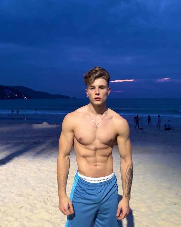 XBenjamin Hilton tweet media