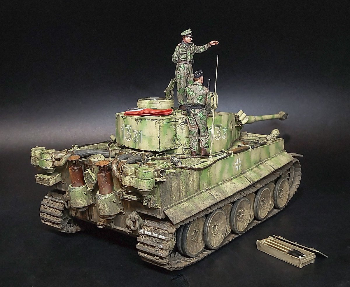 RanRanRan01110's tweet image. ティーガー初期型、完成🐯!
クルスク戦における戦車長ヴィットマンと相棒の砲手ヴォルの車輌1331号車とし、戦車エース伝説の始まりを演出した。キットはタコム、履帯はMC。二色迷彩は黄みを強めたミドルストーンにルマングリーンベースの明るめの迷彩を施し、夏場の日差しや広大な草原を想起。