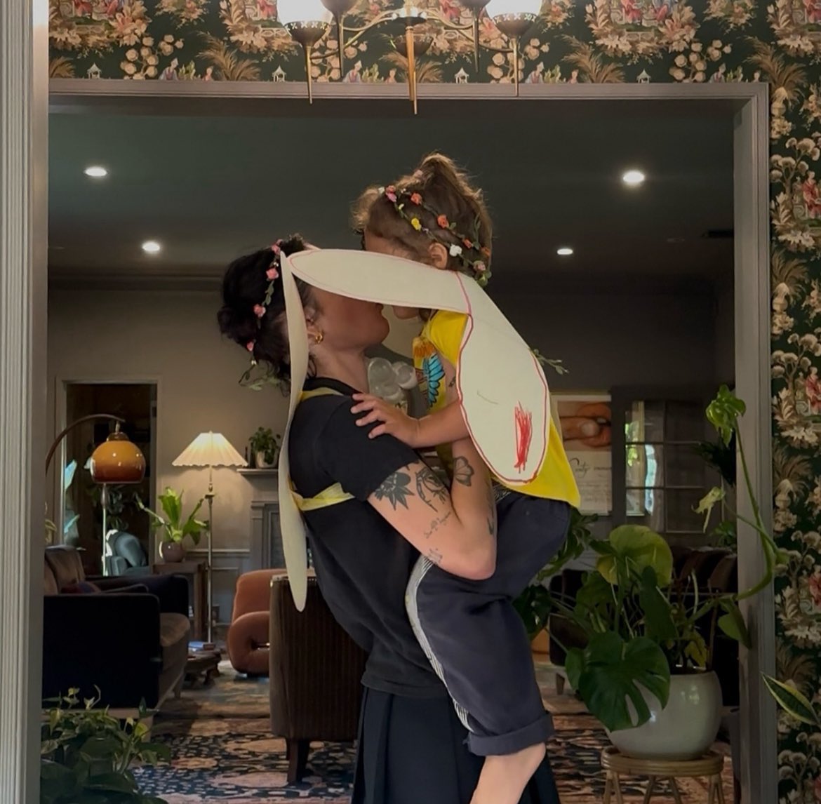 halseylnation's tweet image. Halsey celebrates her son Ender’s Birthday.
“yesterday Ender turned 4! 🧚🏼 everyday I am left speechless and awe-struck by how kind, insightful, gentle, funny, creative, curious and COOL he is. everyday I meet a new kid. one that grows in observation of (and harmony with)”
