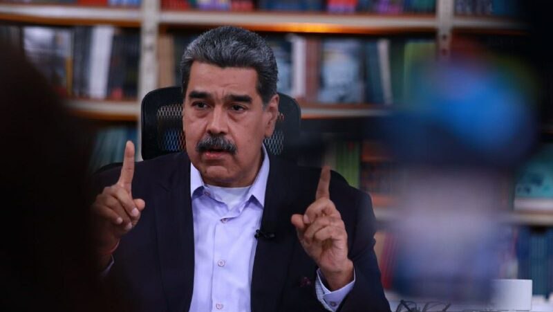 zullyalvarado1's tweet image. 🚨 #AlertaDDHH | Presidente @NicolasMaduro denuncia:  

"¿Nayib Bukele, lleno de violaciones a los #DDHH, ahora secuestra a 252 venezolanos ¡Exigimos su liberación YA! No callaremos ante esta injusticia. #VenezolanosEnElSalvador