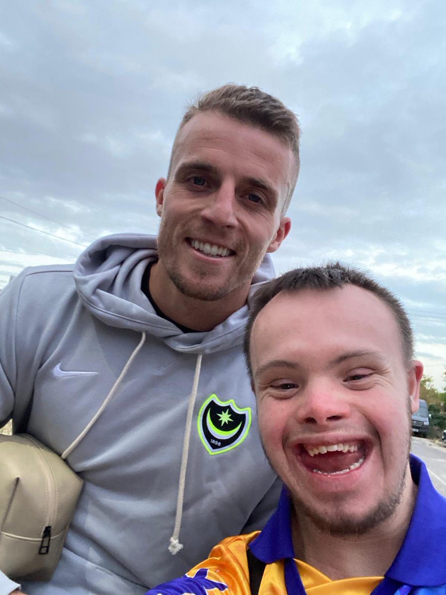 AndyFord33107's tweet image. A very decent performance from #Pompey tonight. Unlucky not to have won by more and some very promising displays. Only right that the first game is marked by the first selfie of the season. Up the blues🔵⚪️🔴