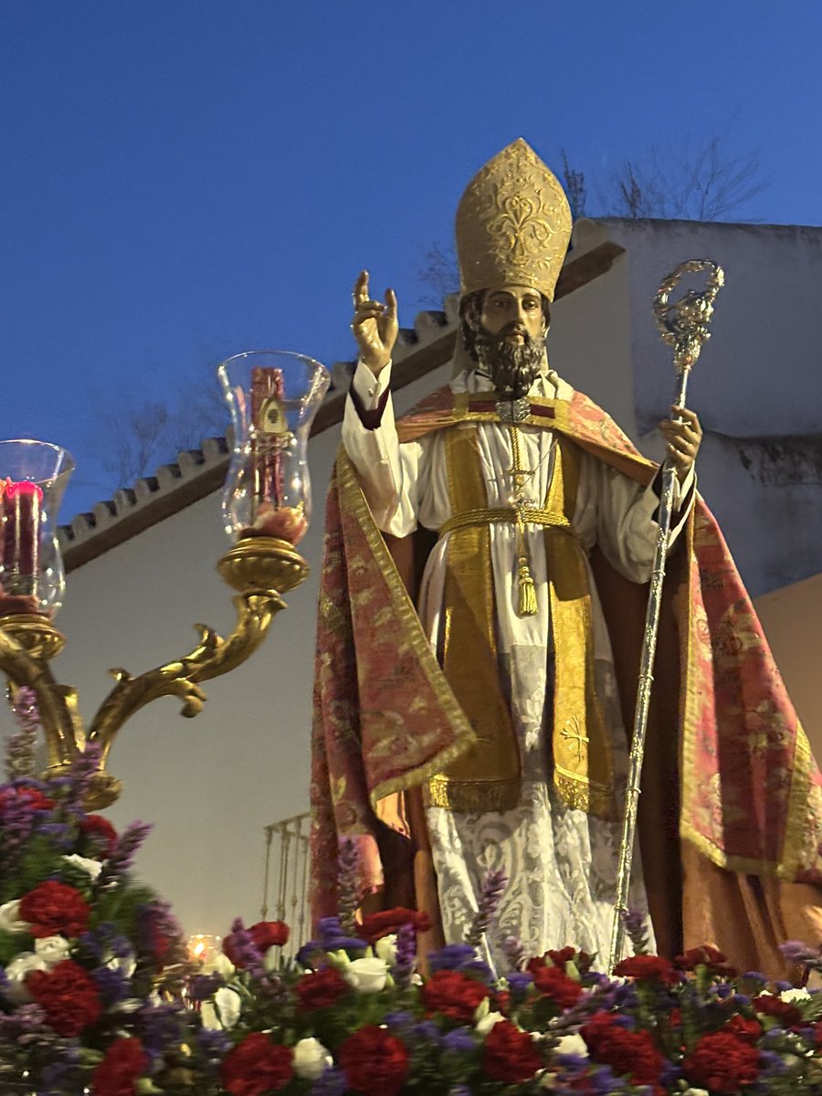 CurroJOM's tweet photo. Bendiciendo a su pueblo, bendiciendo a Paradas… 
¡Viva San Eutropio! https://t.co/TfcVahmFja