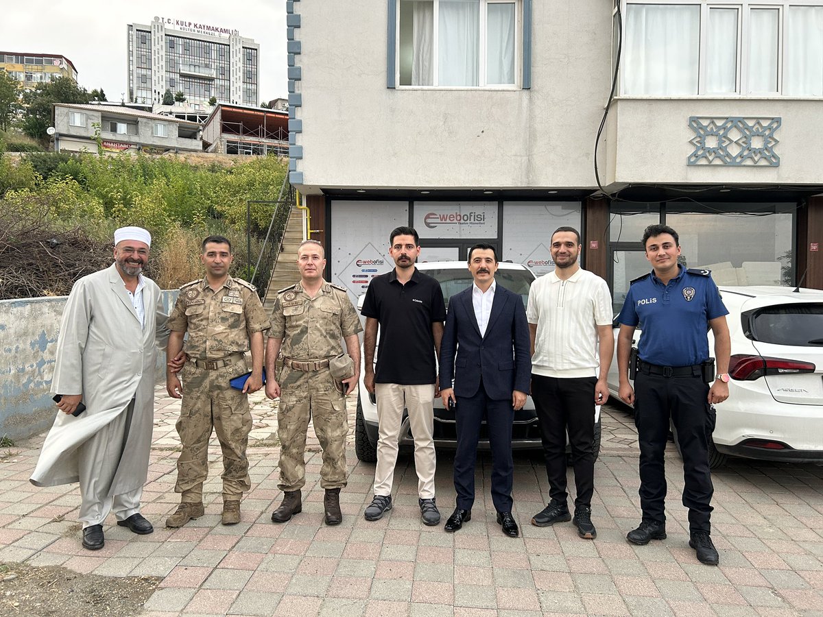 Kaymakamımız Sayın Burak AKELLER, 15 Temmuz Demokrasi ve Birlik Günü dolayısıyla  İlçe Protokolü ile Birlikte İlçemizdeki Şehit Ailelerinii ziyaret etti.