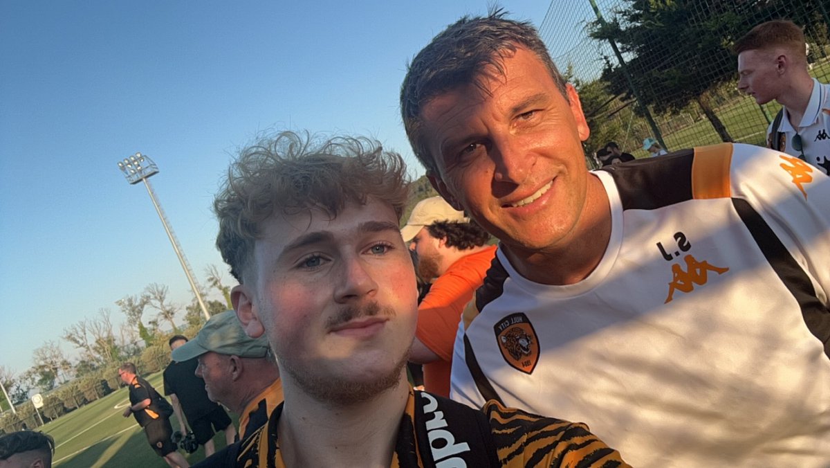 BenCollier28's tweet image. Our gaffa is so sound , me and him took a picture that wasn’t very good and he insisted on re-taking it facing the other way so that it was better 🧡🖤 #hcafc