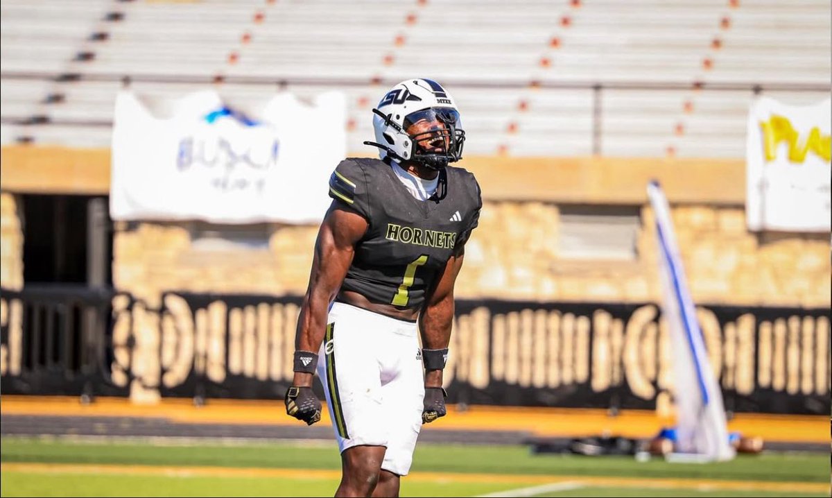 MikeAlwaysopen's tweet image. #AGTG After great conversations with @BryceChavis and @CoachGHiggins i am blessed to receive my 4th offer from emporia state university 🙏🏾
@CoachKenRoss @CoachWatts777 @Coach_Amitch @coachcilumba @CatchaplayJ @gopher_football