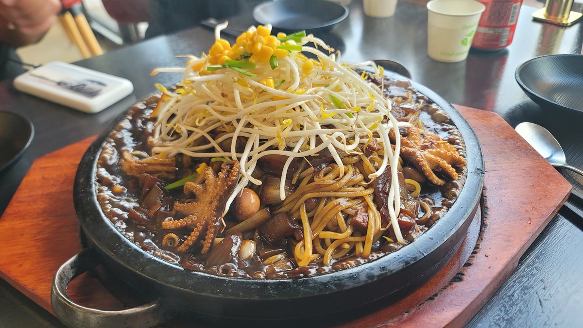 돌판짜장..
처음먹어봤는데 
생각보다 괜찮음