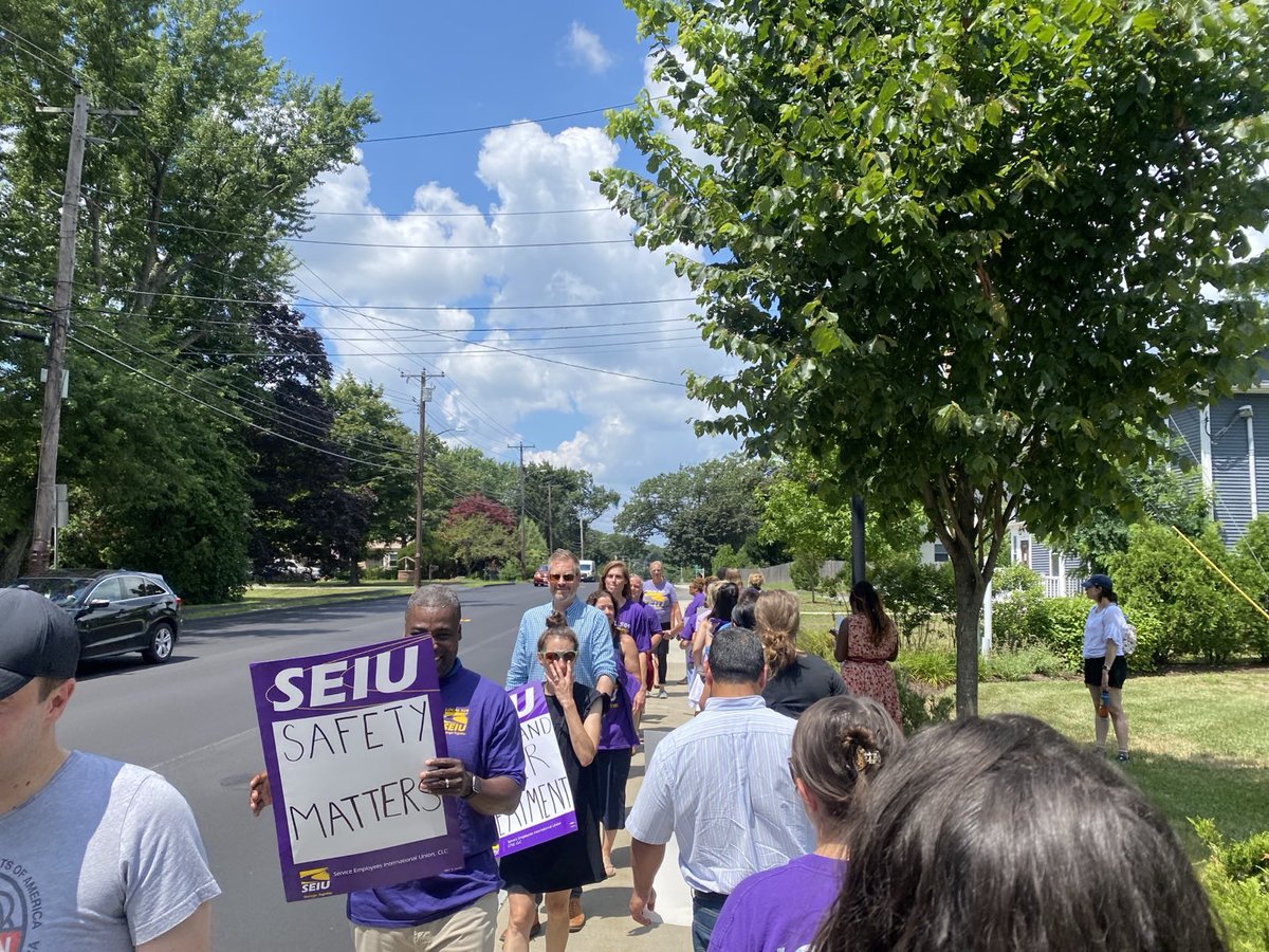 SEIU509's tweet image. 📢 DCF Cambridge/Burlington workers walked out during their lunchtime today to demand action in response to the decision to reinstate the Area Director of the Cambridge/Burlington Office. We will not be intimidated or silenced!