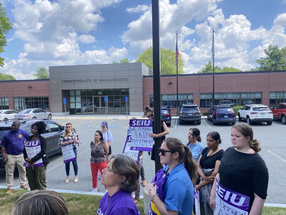 SEIU509's tweet image. 📢 DCF Cambridge/Burlington workers walked out during their lunchtime today to demand action in response to the decision to reinstate the Area Director of the Cambridge/Burlington Office. We will not be intimidated or silenced!