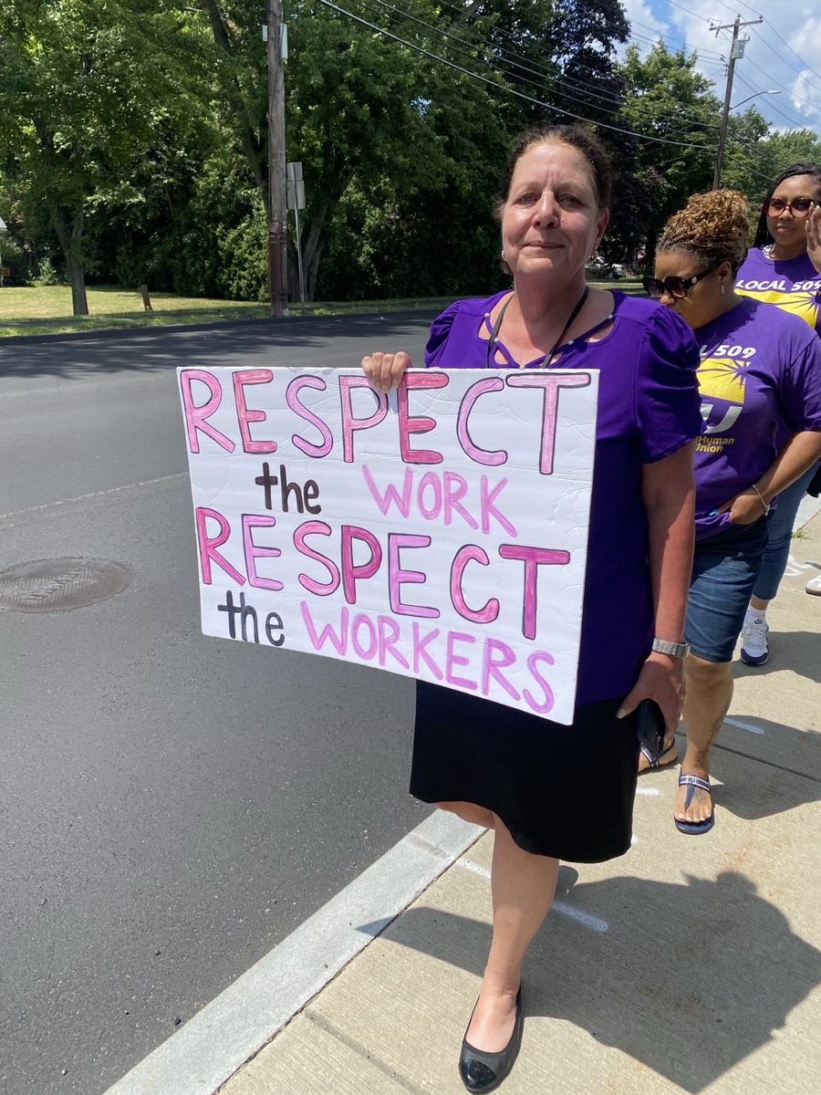 SEIU509's tweet image. 📢 DCF Cambridge/Burlington workers walked out during their lunchtime today to demand action in response to the decision to reinstate the Area Director of the Cambridge/Burlington Office. We will not be intimidated or silenced!