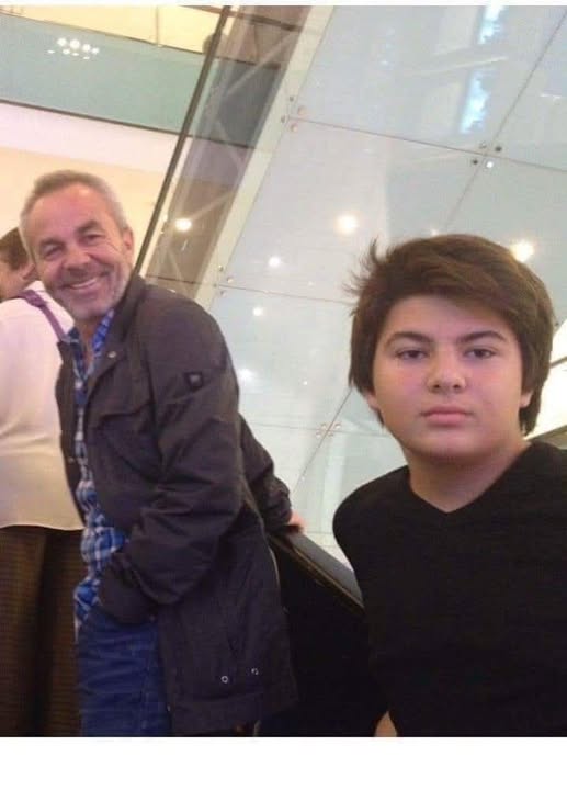 Baba ile oğlun beraber, Şehadete gittiği gündür 
"15 Temmuz.."

Erol Olçok ve Oğlu Abdullah Tayyip Olçok...
Zengindi, hayli varlıklıydı...
İsteseydi ortalık karışınca teknesine atlayıp, çoluk çocuğunu doldurup, 1-2 saatte Yunan adalarında olabilirdi.
Ne malını gözü gördü o gün,