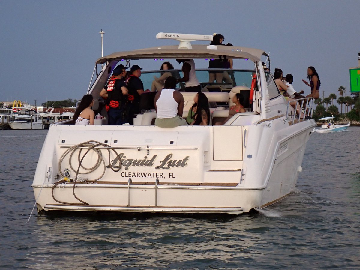 USCGSoutheast's tweet image. #BREAKING A @USCG Station Sand Key law enforcement crew terminated an illegal charter operating near Madeira Beach, Sunday.
📝 Read more: tinyurl.com/4mjns7wa
#USCG #CoastGuard #valuetonation #IllegalCharter #LawEnforcement