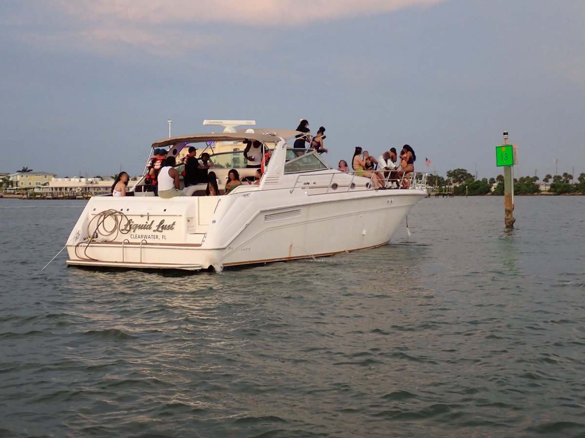 USCGSoutheast's tweet image. #BREAKING A @USCG Station Sand Key law enforcement crew terminated an illegal charter operating near Madeira Beach, Sunday.
📝 Read more: tinyurl.com/4mjns7wa
#USCG #CoastGuard #valuetonation #IllegalCharter #LawEnforcement