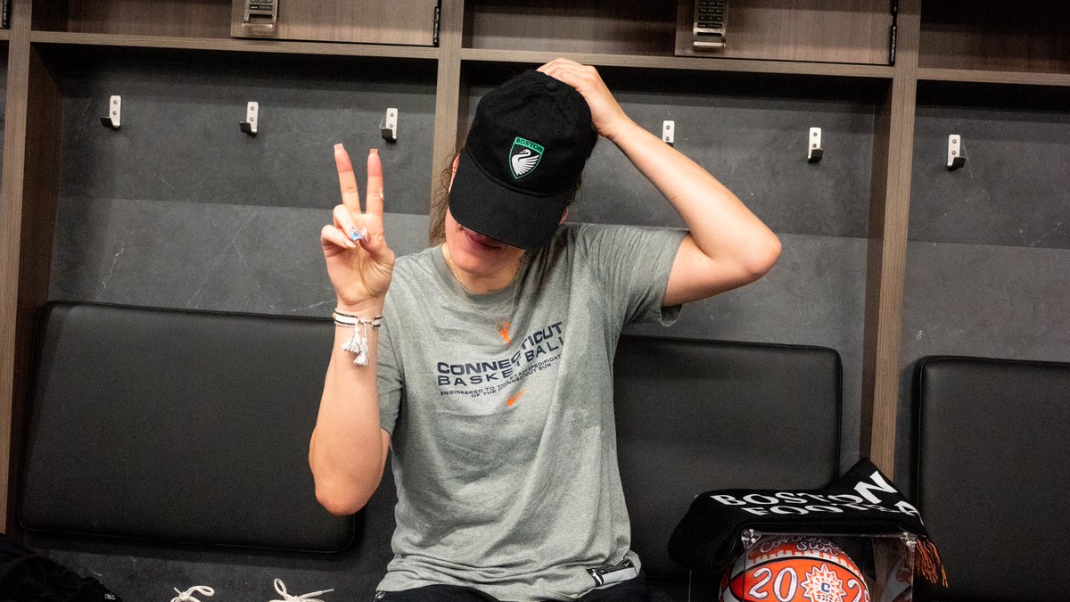 NWSLBoston's tweet image. New England energy 🔥
Connecticut Sun players and staff repped Boston Legacy ahead of their game tonight at TD Garden.