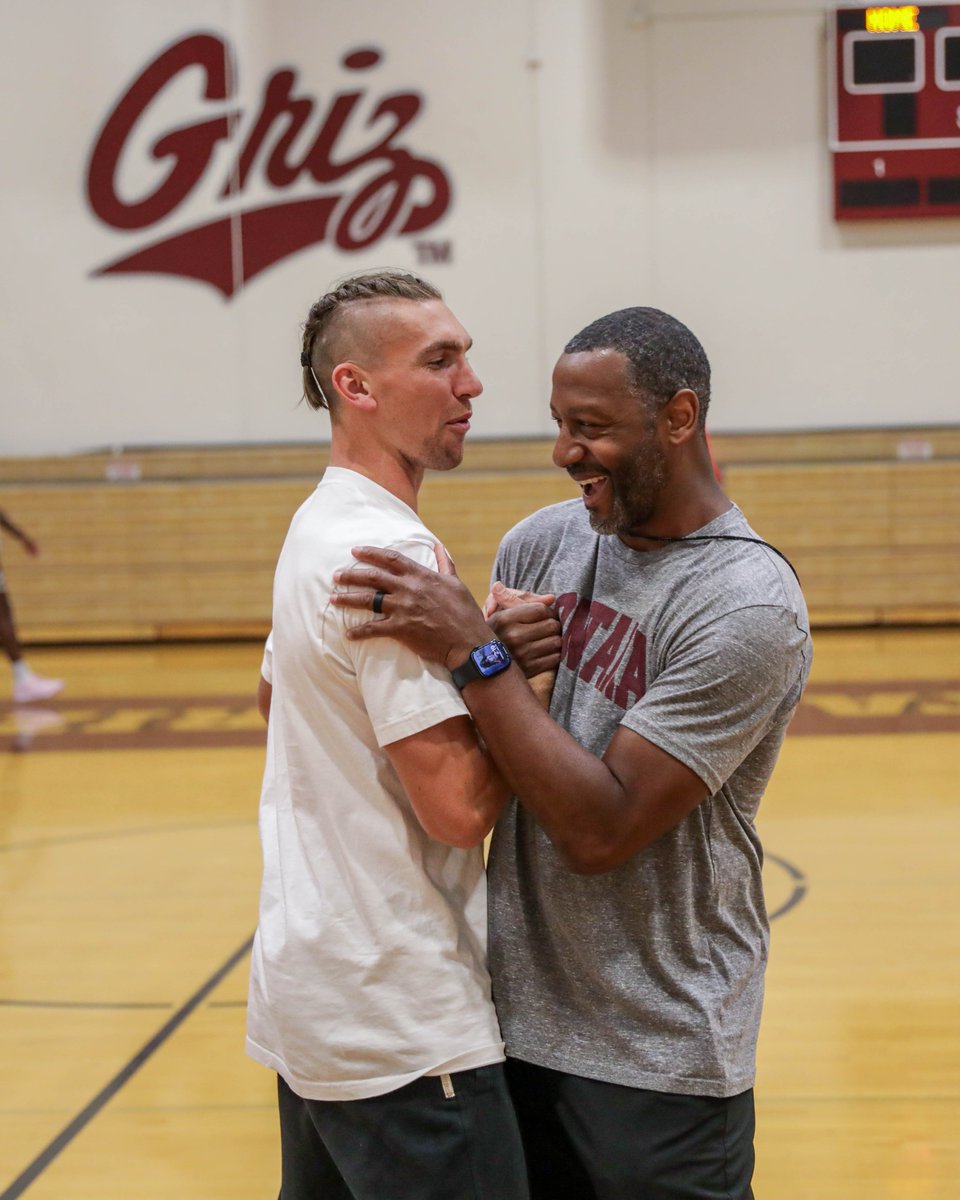 Oh hey <a href="/AJMoody9/">Aanen Moody</a> 😆🤝

#GrizHoops | #GoGriz