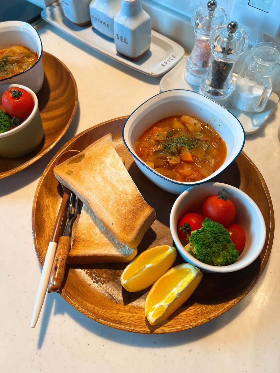 農家さんから頂いた野菜で朝ごはん。
夏野菜のミネストローネ。
お弁当は各自おむすび。

眩暈の落ち着きをみながらそろそろ
本が読みたいピアノが弾きたい
映画をみたいお菓子を焼きたい

#おうちごはん 
#朝ごはん
#お弁当記録