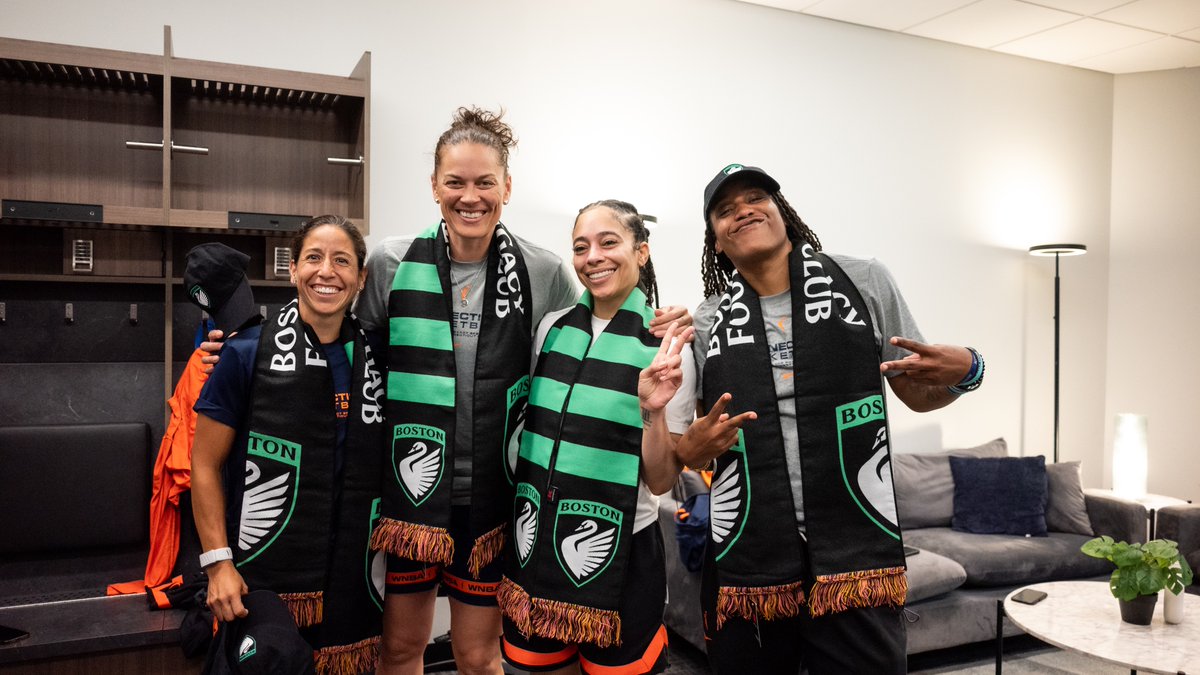 NWSLBoston's tweet image. New England energy 🔥
Connecticut Sun players and staff repped Boston Legacy ahead of their game tonight at TD Garden.