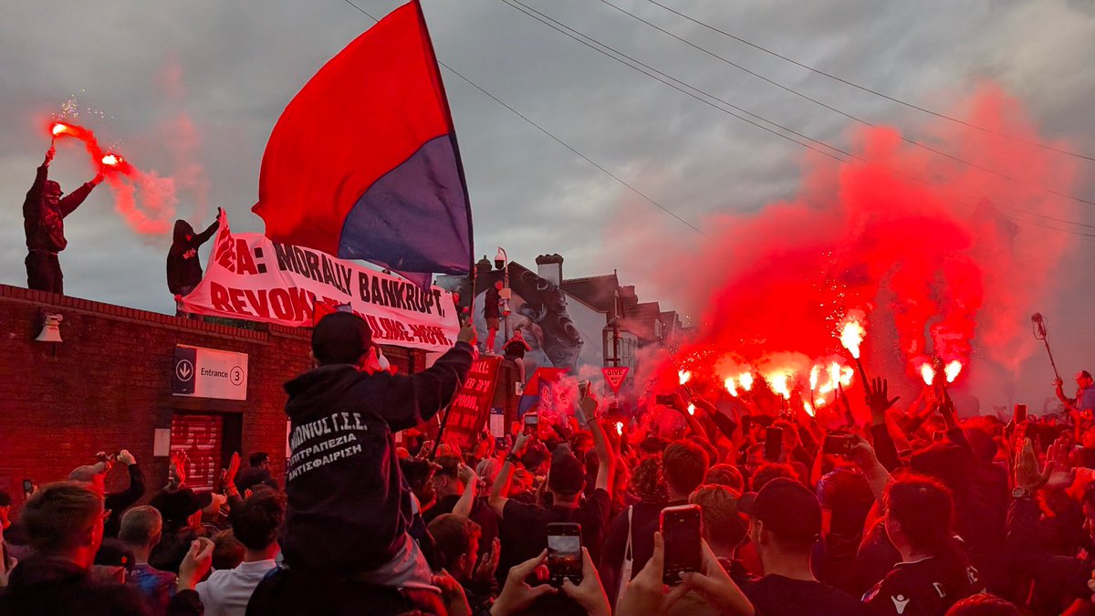 MattWoosie's tweet image. A powerful protest by Palace fans led by @ultrascpfc against UEFA&apos;s decision to bar them from the Europa League

“I believe we can swing it. Tonight was not the end of things, only the beginning&quot;

Clear they won&apos;t go without a fight #CPFC

@TheAthleticFC 

nytimes.com/athletic/64963…
