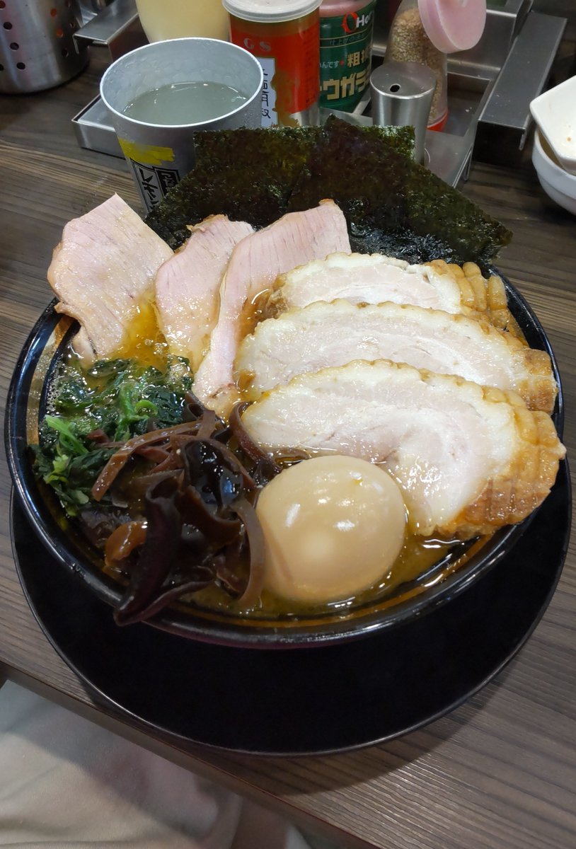 Surf09230428's tweet image. 王道家直系 家系ラーメン がくさん🍜
チャーシュー麺 味玉 キクラゲ
バラチャーシュー3枚🍖🍖🍖
濃厚スープにレモンサワーが合う👍
しっとりモモチャーにレモンサワーが合う👍
バラチャーにもレモンサワーが合う👍
ラーメンもレモンサワーもオススメです👍
至福の一杯🍜ご馳走様でした🙇
#がく