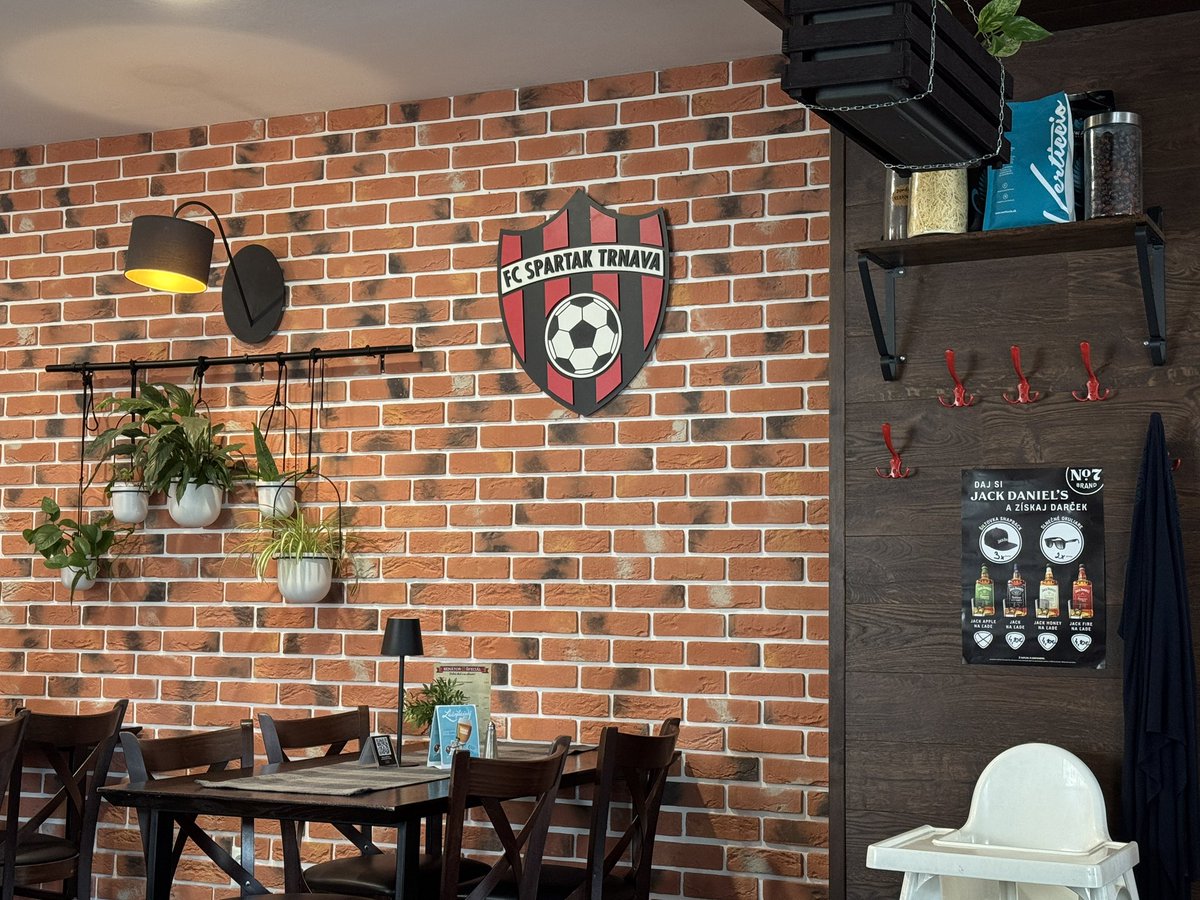 FutbolnietyPL's tweet image. Siedzę sobie dzisiaj w barze w Tvrdosinie 🇸🇰 i żrę vyprážaný syr, aż tu nagle moim oczom ukazał się herb @FCSpartakTrnava na ścianie i pewnie wzruszyłbym ramionami, gdyby nie fakt, że Trnawa leży 250 km od Tvrdosina. 🤷‍♂️ Aż taki Spartak popularny w słowackiej skali czy o co ho?