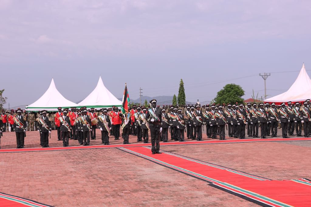 EastAfricaGov's tweet image. President Kiir tasked the newly appointed #SSPDF Chief of Defence Forces, Gen. Dau Aturjong Nyuol, with professionalizing and depoliticizing the national army. He also reiterated the call for the removal of &quot;ghost names&quot; from the military payroll. 

@StateHouseEAgov @EAC_IPU