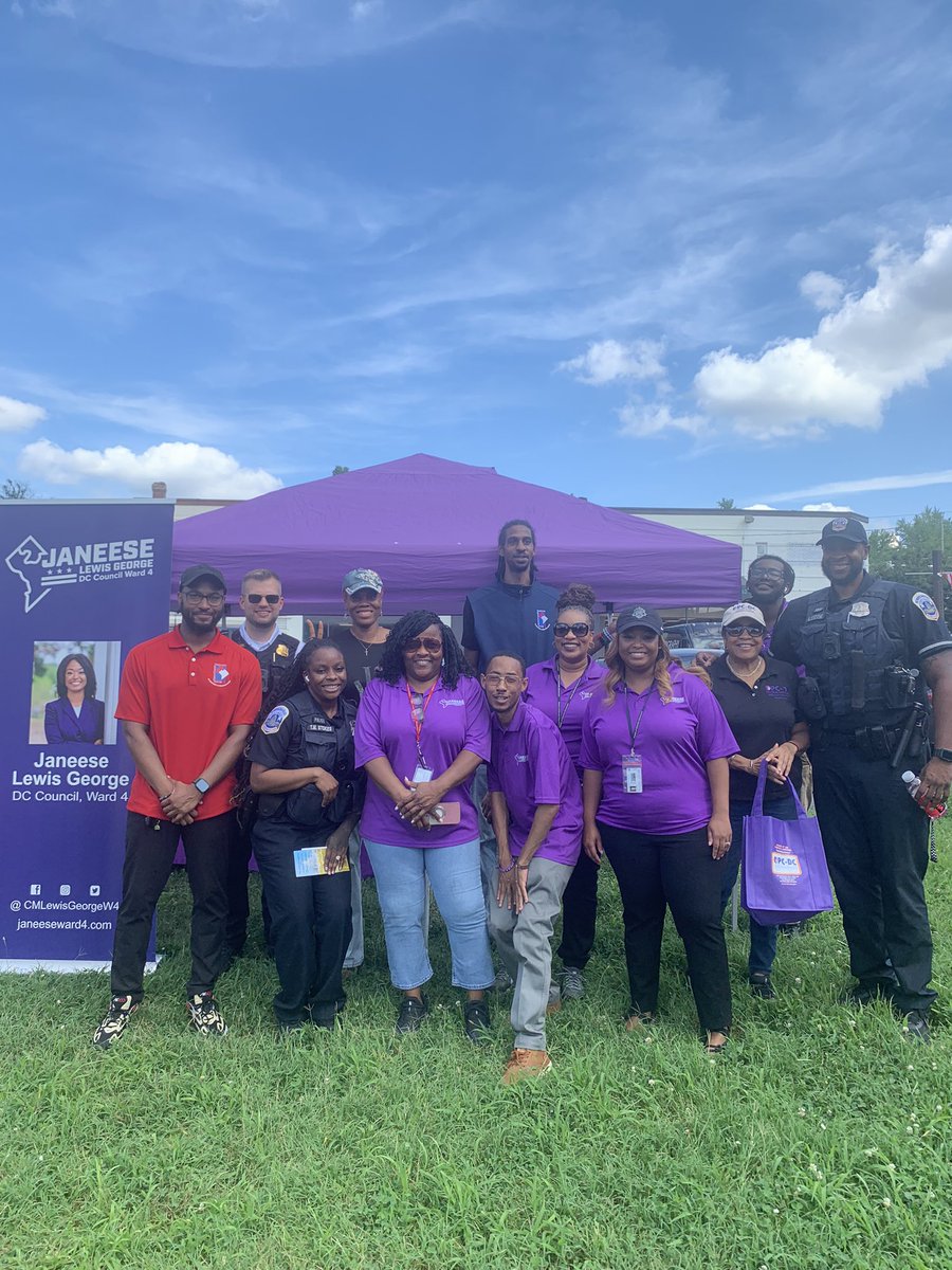 CMLewisGeorgeW4's tweet image. Kicked off our Ward 4 pop-ups strong at New Hampshire Ave & Farragut St in #BrightwoodPark!
Thanks to @DCPoliceDept, OPC, & DCPC for helping us support neighbors with resources and troubleshoot neighborhood concerns.
Join us on Thursday on the 400 block of Kennedy St!