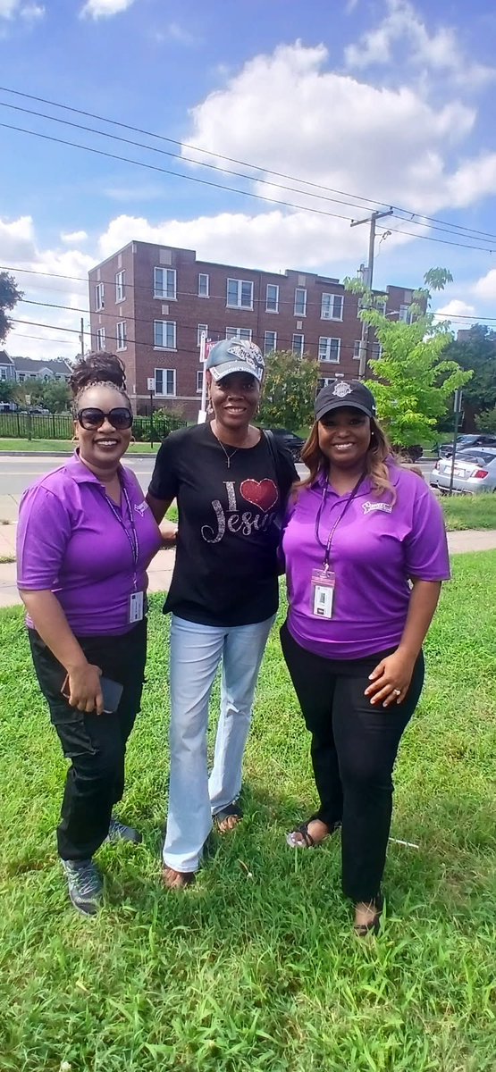 CMLewisGeorgeW4's tweet image. Kicked off our Ward 4 pop-ups strong at New Hampshire Ave & Farragut St in #BrightwoodPark!
Thanks to @DCPoliceDept, OPC, & DCPC for helping us support neighbors with resources and troubleshoot neighborhood concerns.
Join us on Thursday on the 400 block of Kennedy St!