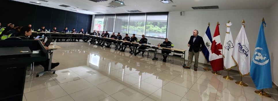 #ElSalvador 🇸🇻 I 🔬💊 Conferencia “Drogas sintéticas y nuevas sustancias psicoactivas: amenazas y tendencias”, dirigida a 2⃣5⃣ investigadores 🔎 criminalísticos de unidades territoriales <a href="/PNCSV/">PNC El Salvador</a>.
Programa #SMARTForense, en coordinación con <a href="/UN__Cyber/">Global Programme on Cybercrime</a>.
🇺🇳🙏🇨🇦