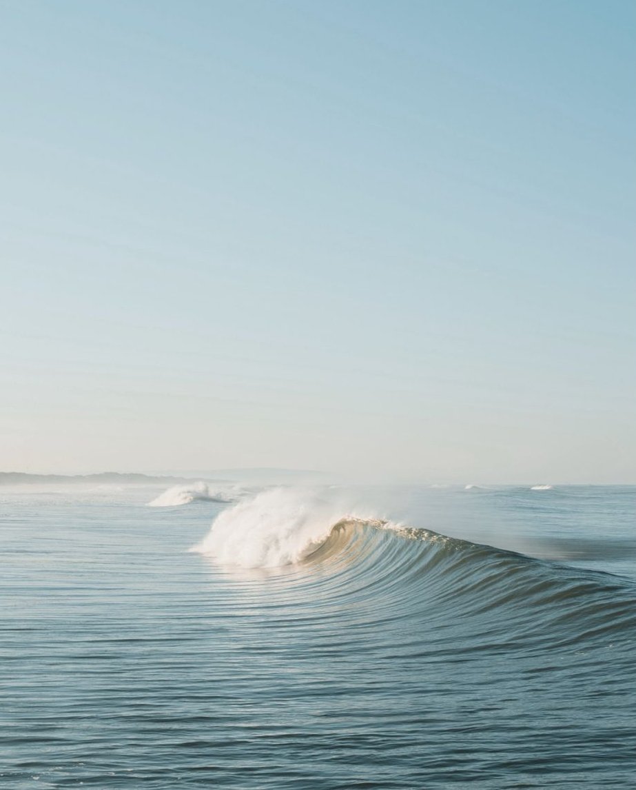 nickantdab's tweet image. Custodi di parole tra le onde del mare.