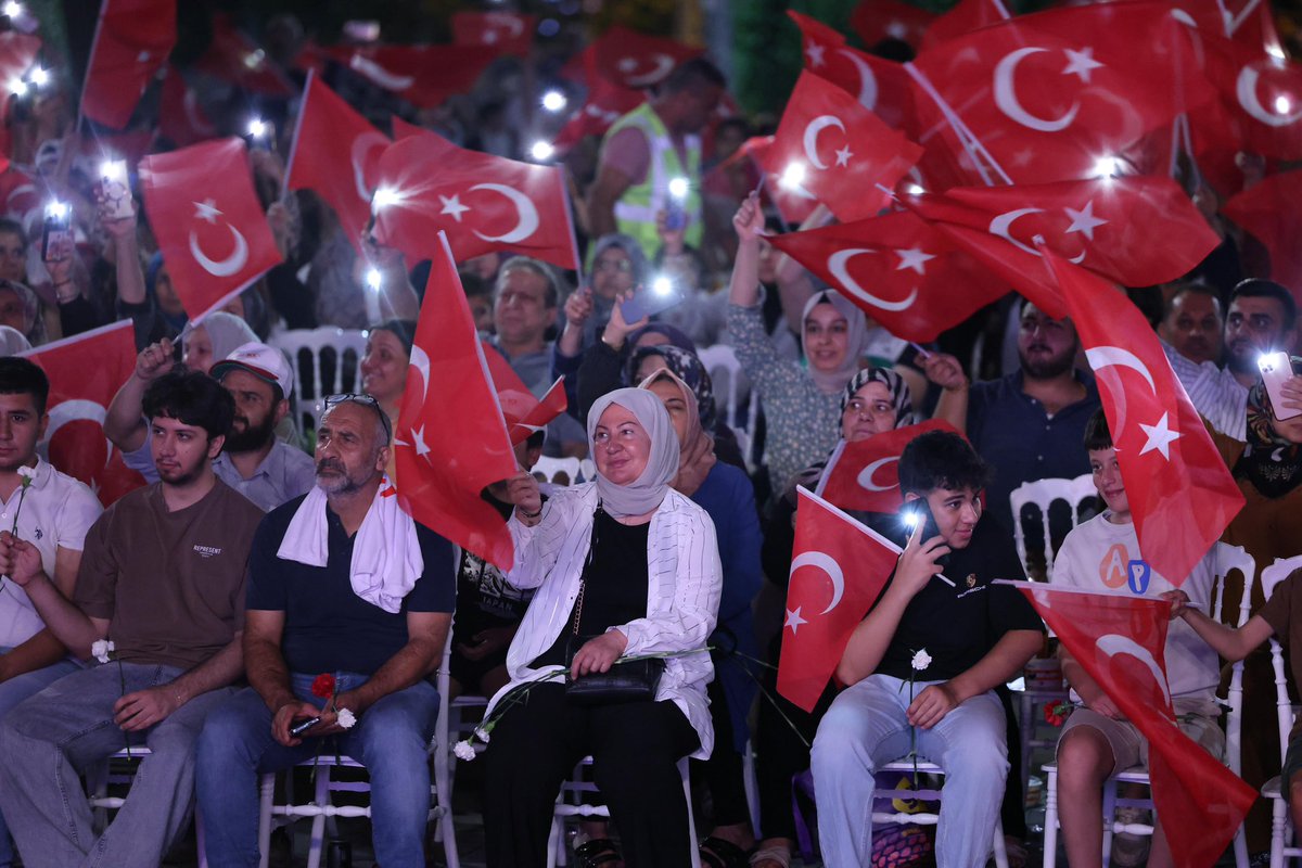 #15Temmuz, aziz milletimizin iradesine uzanan elleri kırdığı, vatanına, bayrağına ve demokrasisine canı pahasına siper olduğu, karanlığa karşı ışık gibi doğduğu gündür.

O gece milletimiz Liderinin ve Başkomutanının çağrısıyla Bayrağını yere düşürmemek, ezanını susturmamak ve