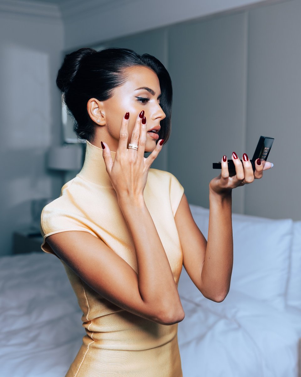 Look mate y flawless con Prisme Libre Pressed Powder de Givenchy. ✨⁠
⁠
Con <a href="/kikagomes/">kika g</a>.🖤⁠
⁠
Una fórmula ultra matificante que hidrata y sella el maquillaje por todo el día, dejando un efecto poreless..🕶️⁠
⁠