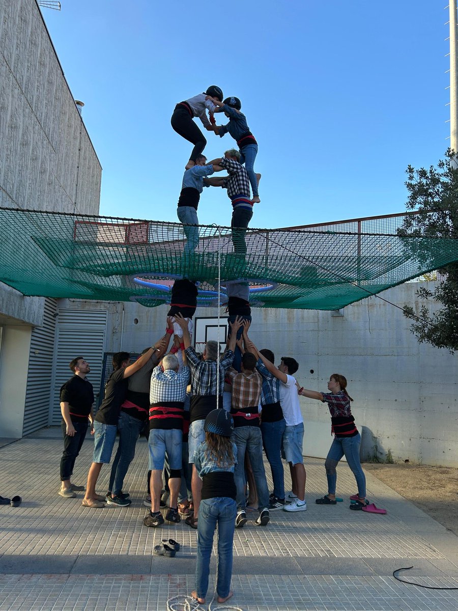 CastDelFoix's tweet image. 🙌Nou assaig de pilars i canalla per entomar de la millor manera possible el segon tram de temporada.
💪 Seguim creixent en efectius i confiança.
🩵Des de les crosses al pom de dalt, tots fem pinya pel blau turquesa dels #CastellersDelFoix.
🫵I tu, t'hi vols afegir?
#Castells