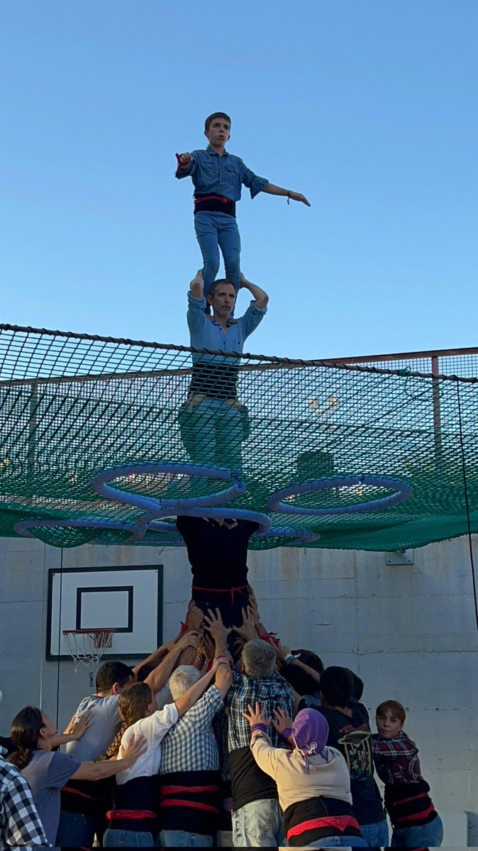 CastDelFoix's tweet image. 🙌Nou assaig de pilars i canalla per entomar de la millor manera possible el segon tram de temporada.
💪 Seguim creixent en efectius i confiança.
🩵Des de les crosses al pom de dalt, tots fem pinya pel blau turquesa dels #CastellersDelFoix.
🫵I tu, t'hi vols afegir?
#Castells