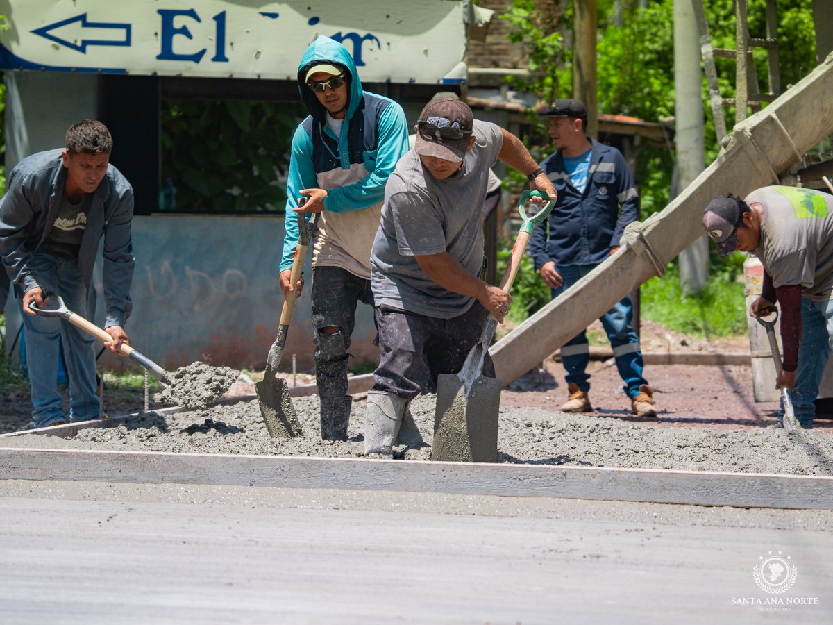 ✅ La entrada al cantón El Limo ya está completamente pavimentada.
Ahora pedimos a la población esperar unos 15 días para que el concreto hidráulico seque y sea seguro transitar.

La obra forma parte del plan de mejora para la zona turística del distrito. 🚧💪 #SantaAnaNorte