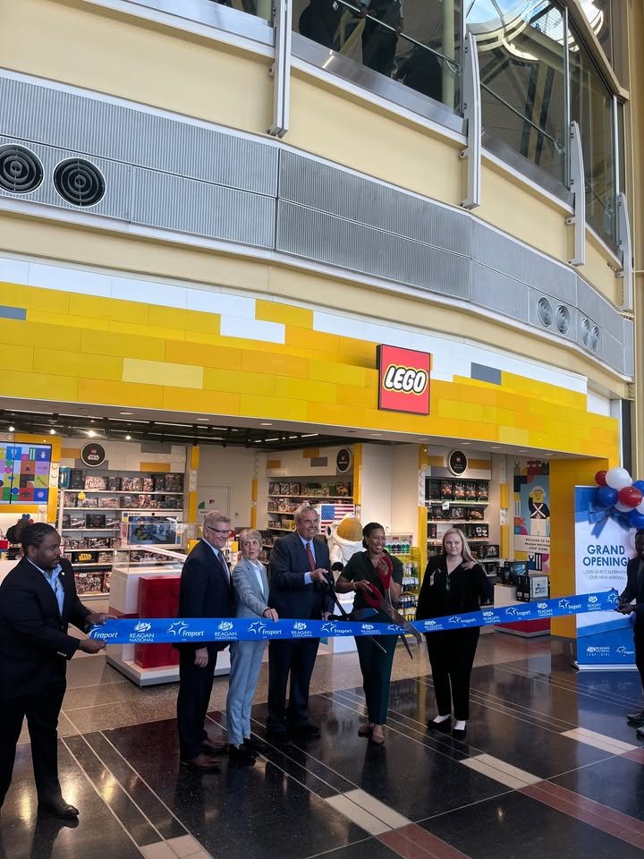 Reagan_Airport's tweet image. Yesterday, we had a grand opening celebration for WHSmith’s newest shops at the airport, accompanied by some very special guests! These locally inspired concepts showcase the region’s unique offerings right at the airport.
We would like to express our gratitude to Mayor…