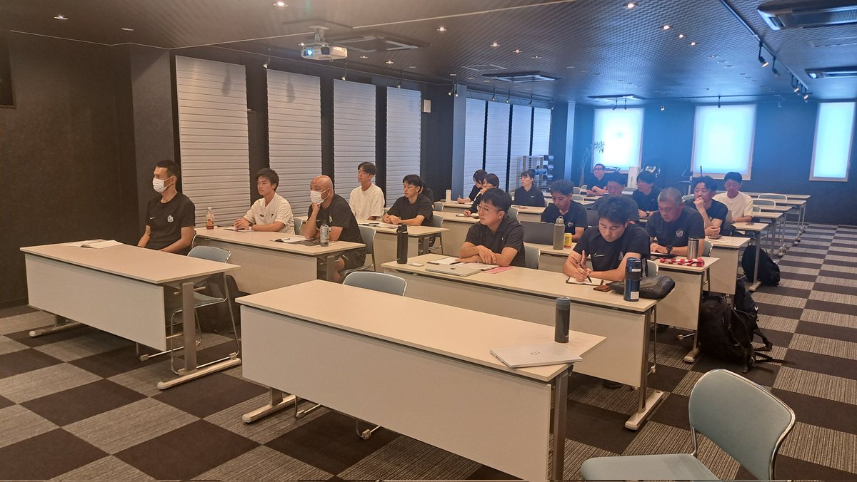 sfc_school's tweet image. コーチ研修📝✒
ヨーロッパプロライセンスコーチ、第一号の高野剛氏を招いてのコーチ研修👍
最新のヨーロッパ育成事情を学びました✨
#高野剛
school.sanfrecce.co.jp
#sanfrecce
#サンフレッチェ広島
#サンフレッチェ広島サッカースクール
#サンフレスクール