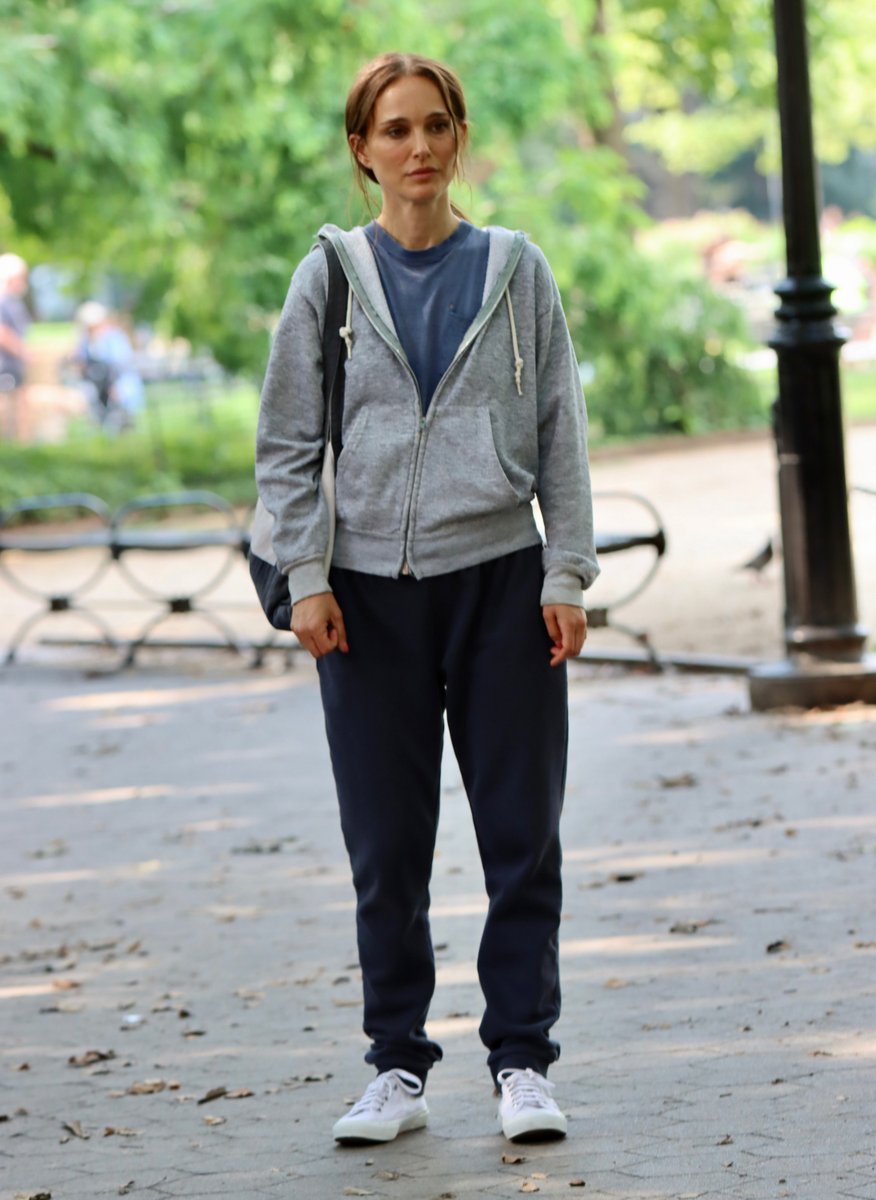 nportmanonline's tweet image. Natalie Portman on the set of the new rom-com ‘Good Sex’ in New York City.
