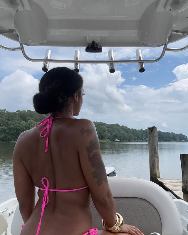 Ari Lennox wows in new photos 🚤