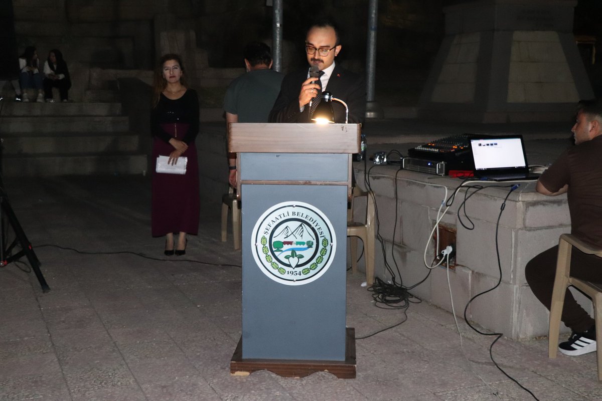 Kaymakamımız Sayın Oğuzhan YAZAR, Belediye Başkanı Sayın Zeki BOZKURT, Cumhuriyet Savcısı  Sayın Mehmet Ali ÖZTOSUN,Hakim Sayın Ersin YILDIRIM ,İlçe Protokolü ve Vatandaşlarımızın katılımlarıyla; 15 Temmuz Demokrasi ve Milli Birlik Günü Cumhuriyet Meydanında coşkuyla kutlandı.