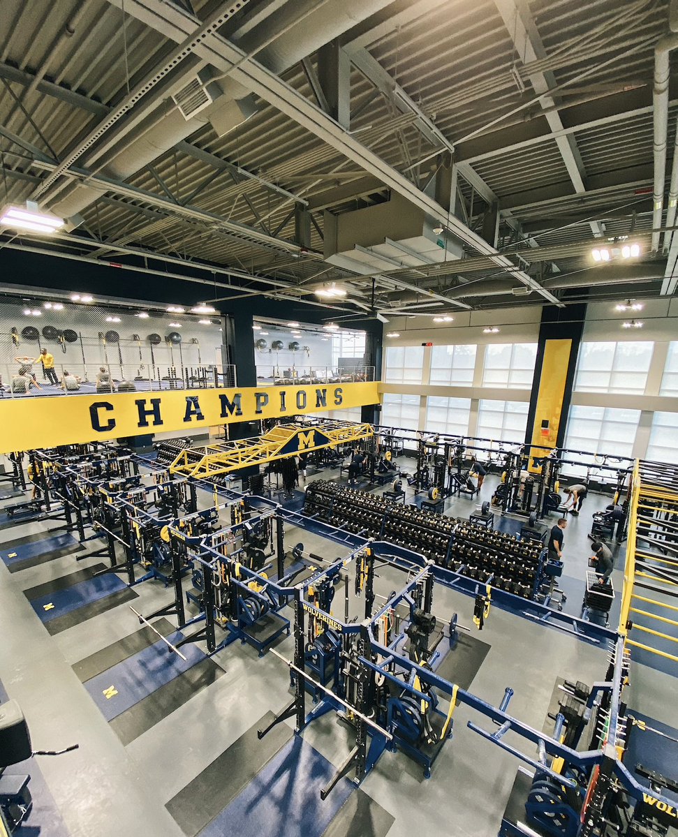 SportsDissected's tweet image. Not your average weight room. @UMichAthletics’ South Complex powers Olympic sports, like rowing, lacrosse and track & field—together under one roof.
A rare setup in college athletics.📸👇