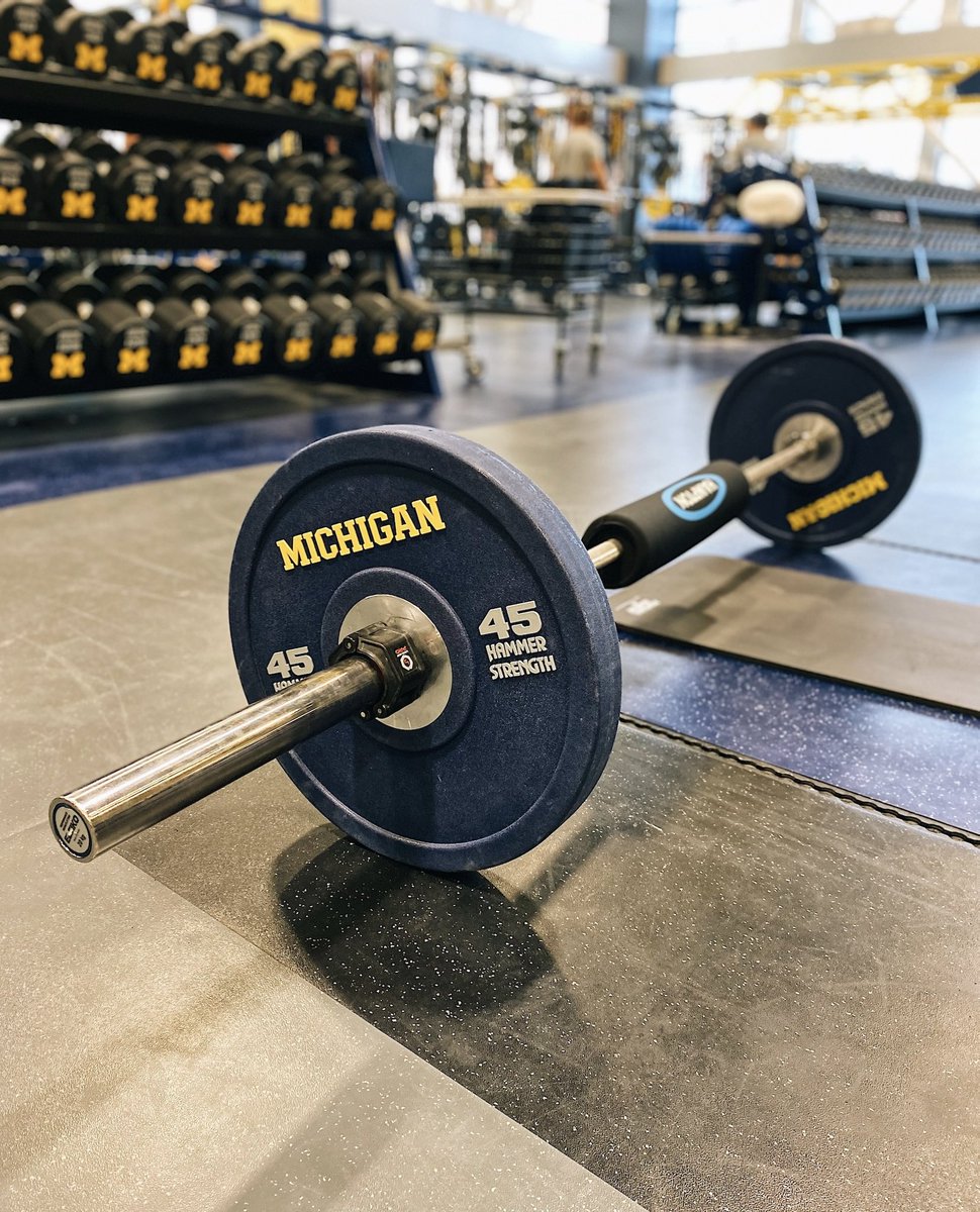 SportsDissected's tweet image. Not your average weight room. @UMichAthletics’ South Complex powers Olympic sports, like rowing, lacrosse and track & field—together under one roof.
A rare setup in college athletics.📸👇