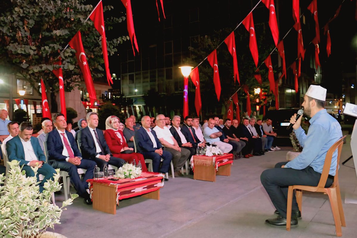 #15TemmuzDemokrasiveMilliBirlikGünü etkinlikleri kapsamında ilçe meydanında düzenlenen anma programı Kur’an-ı Kerim tilavetiyle başladı.Protokol konuşmaları ve slayt gösterileriyle devam eden program, demokrasi nöbeti ve saat 00:13’te okunan sela ile sona erdi.