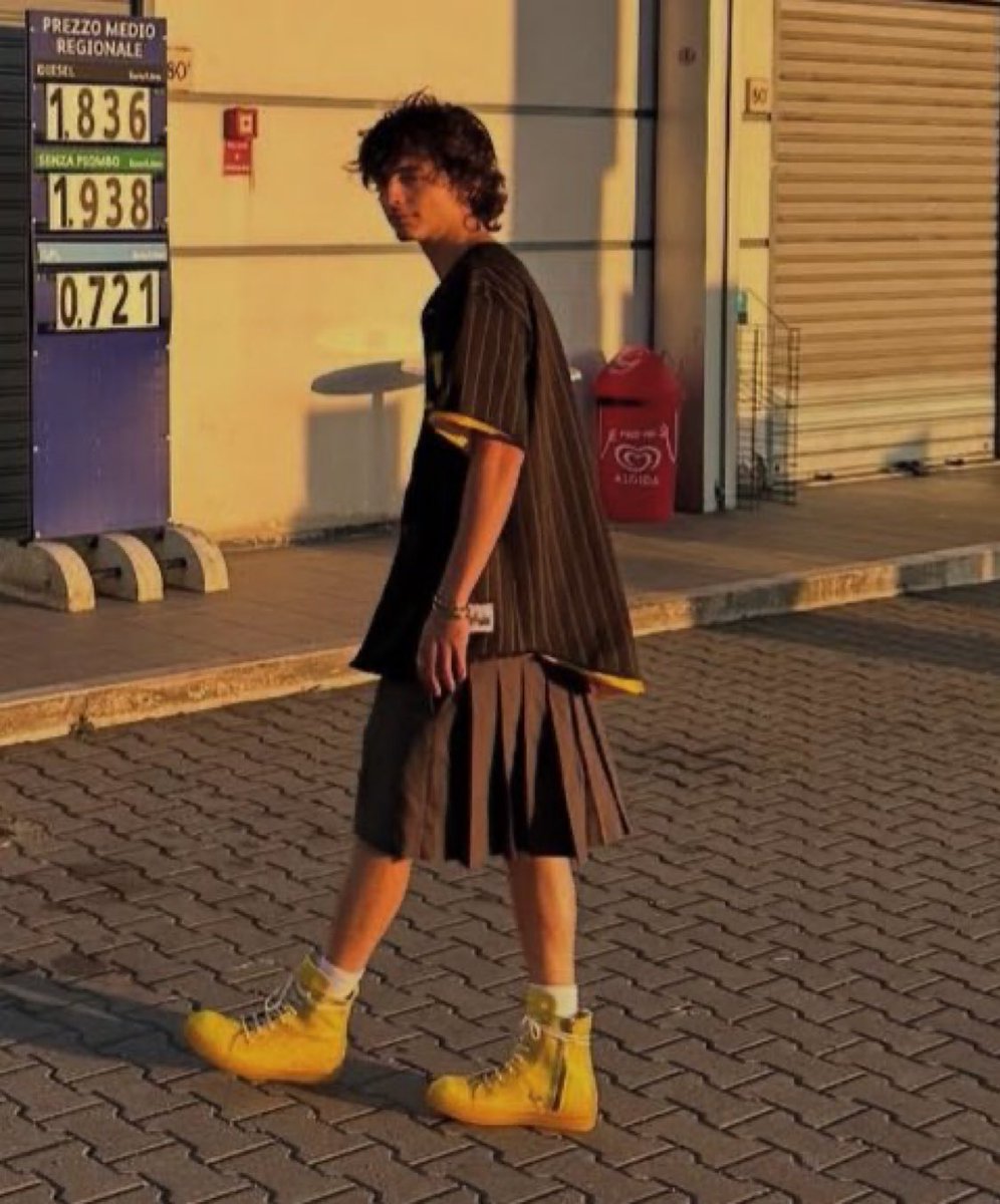 Musetta_May's tweet image. just realizing that he was at a gas station in Italy.