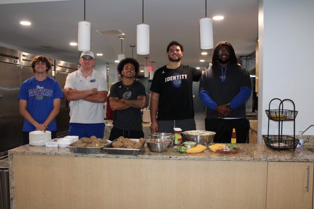 Big love to the families at the Ronald McDonald House! Love showing what is means to be a Gator! Visit the link to see when you can be a visiting chef like us! rmhcncf.org/@Fl_Victorious #FVFoundation