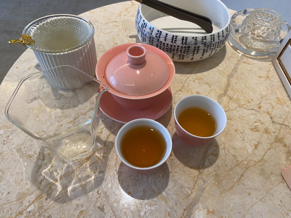 ある日の梅州。宿泊先の朝ごはんは客家名物腌麺！実にシンプルだが、魚醤でしっかり味が付いており、なかなか旨い！部屋にはちゃんとお茶淹れセットが用意されており、「客家と茶」への気分が高まる？？