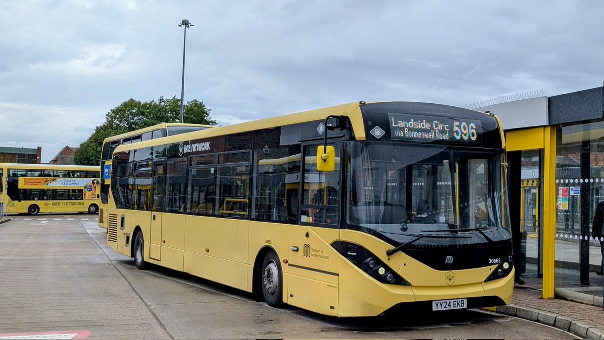 WC2512's tweet photo. The Bee making land for Landside 🐝
@BeeNetwork @DiamondBusNW 30665 - YX24 EKB in #Leigh Be Station this afternoon working a 596 service heading to #Landside. https://t.co/jlFXwJnhMU