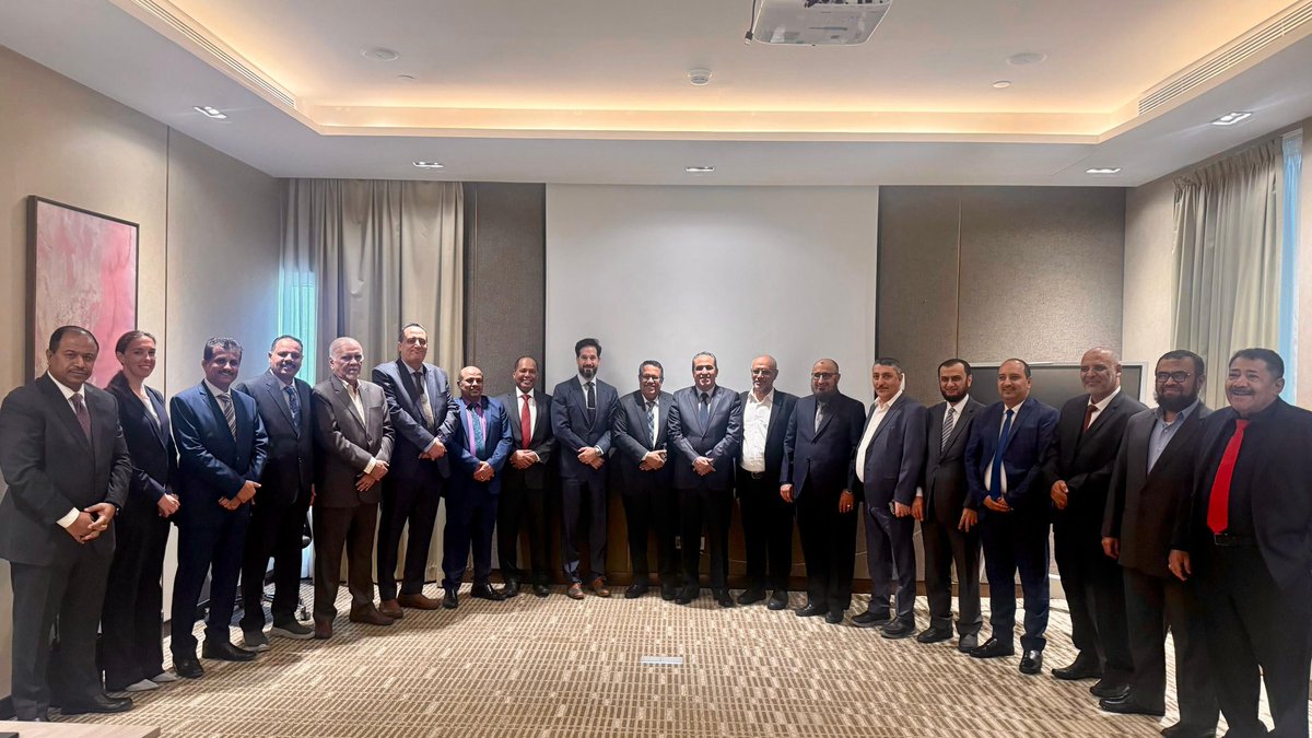 أحزاب التكتل الوطني
الطرطور بن دغر
وحثالاته ومرتزقة
ماعند ابوكم ياعيال الحرام
غيراجتمعتو برئيس جزر الواق ويق
واجتمعتو برئيس الزيط ميط 
الشعب يموت جوع لارواتب
لا كهرباء لا مياه ولاانتو حاسين بشي يااولاد الز..ا؟
الله يعذبكم في اولادكم
الله ياخذ اعز ماعنكم 
الله ينتقم لشعب الجنوب