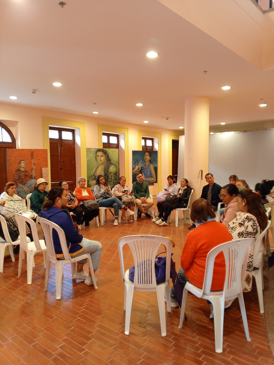 FUGABogota's tweet photo. El Lobby del auditorio de la #FUGABtá se convirtió en un espacio de reflexión con el conversatorio: "Cuidarnos también es resistir" dirigido por Felipe Echeverri de Diversas Inclusiones y el artista plástico Isaac Bello. 

Conversamos sobre el autocuidado como eje central para cuidar a quienes amamos, y la importancia de expresar lo que sentimos en nuestro proceso de sanación. 

Esto hace parte de las exposiciones "Cuidarnos" y "Entrelazados" que podrás visitar hasta el 18 de julio de martes a sábado de 10:00 a.m. a 5:00 p.m. 

#AquíSíPasa

#LaDiversidadQueNosUne #Autocuidado #Entrelazados #ArteEnElCentro