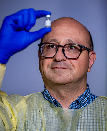 UMmedschool's tweet image. 🚨 BREAKTHROUGH: UMSOM researchers win $250K @NIH prize for tech that delivers #CRISPR across the blood-brain barrier. 🧠🧬
The Crisaptics Trans-BBB Team’s work could transform treatment for Huntington’s & glioblastoma.
🔗 bit.ly/44NGUDP
#Neuroscience #BrainHealth