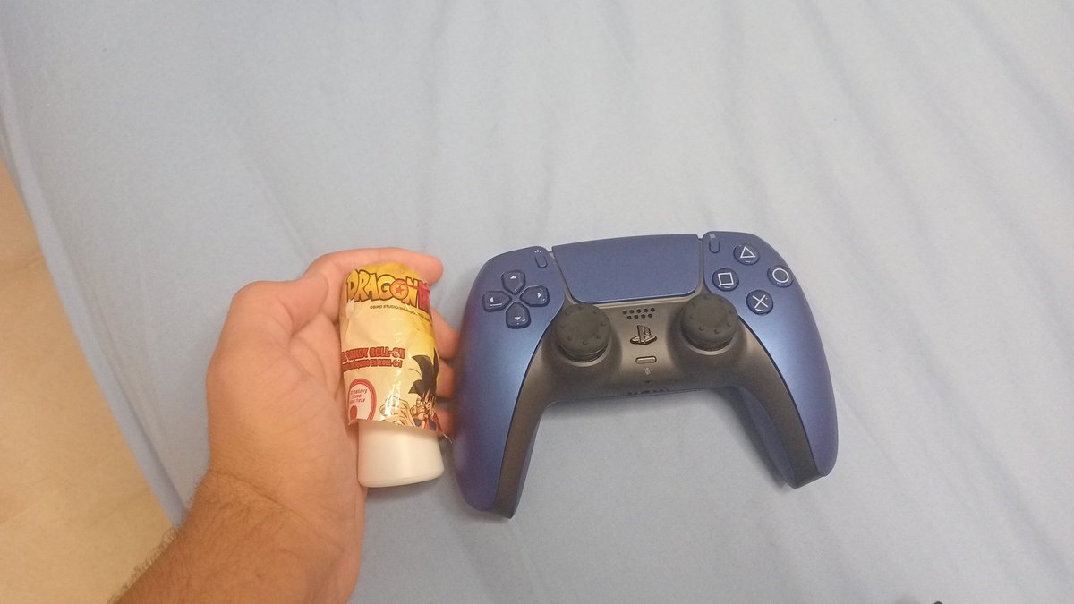 Isru709's tweet image. MI MADRE ME TRAJO UNA CHUCHE DE DRAGON BALL SIIIIII
Y un mando nuevo pero
UN CARMELO DE DRAGON BALL
